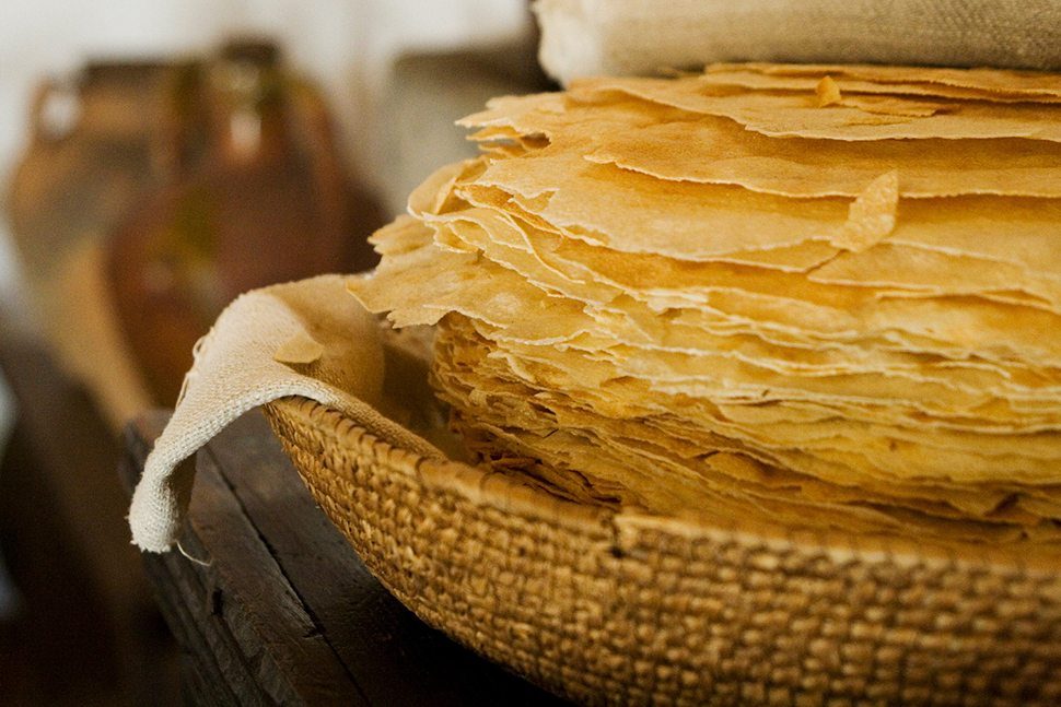 Pane carasau servito in tavola