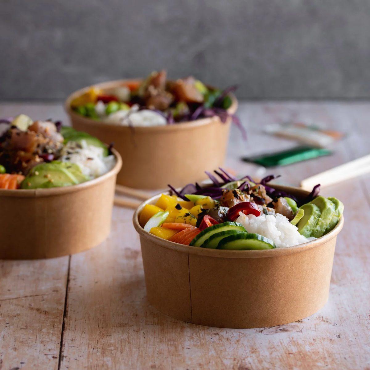Poke bowl in contenitori monouso eco-compatibili