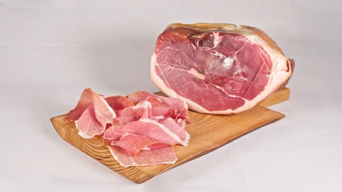 Prosciutto crudo dolce intero e affettato